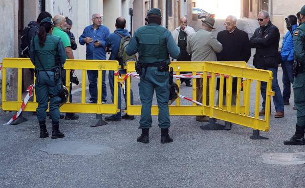 Cordón policial de al Guardia Civil ante el Juzgado de Sepúlveda. 