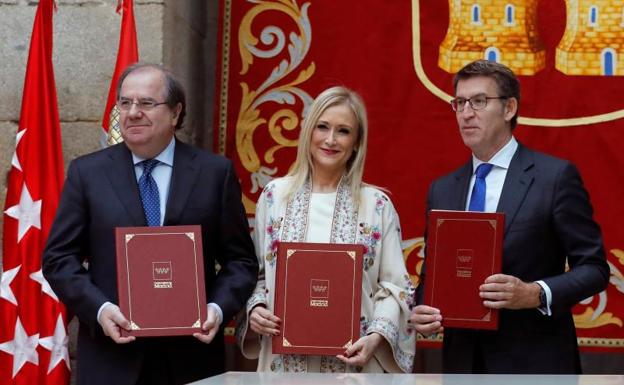 Los presidentes autonómicos de Madrid, Cristina Cifuentes; de Castilla y León, Juan Vicente Herrera (i), y de Galicia, Alberto Núñez Feijóo (d), han firmado hoy lo que denominan una "alianza estratégica" que busca potenciar el eje Madrid-Castilla y León-Galicia. 