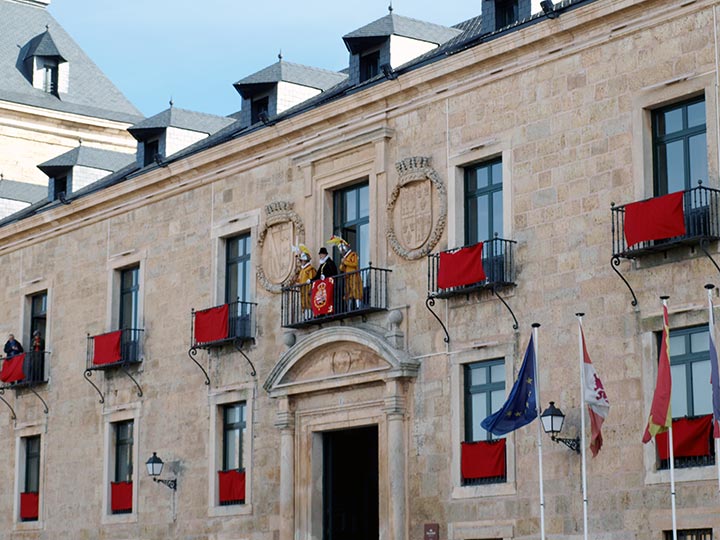 La Villa Ducal recreó la traslación del Santíssimo Sacramento y la inauguración de la Colegiata de San Pedro
