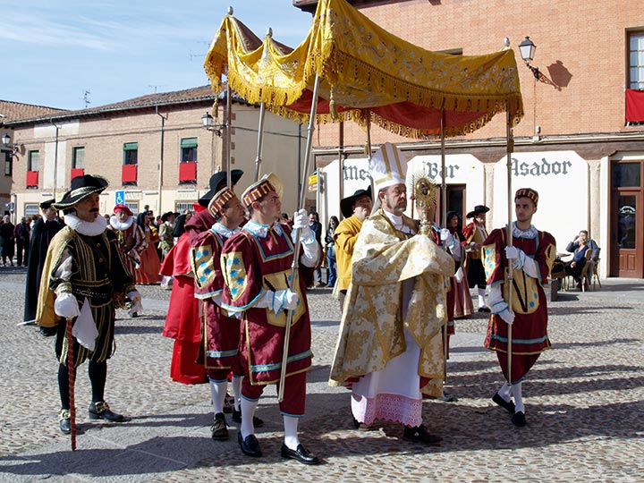 La Villa Ducal recreó la traslación del Santíssimo Sacramento y la inauguración de la Colegiata de San Pedro