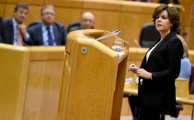 La vicepresidenta del Gobierno, Soraya Sáenz de Santamaría, durante su intervención hoy ante la comisión del Senado. 