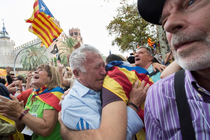 En el momento en el que se comunicaba la decisión del Parlament, la alegría y la emoción ha estallado en la plaza Sant Jaume