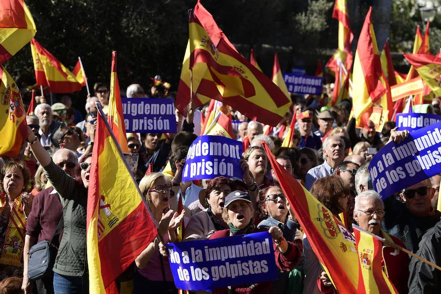 Miles de personas se congregan en la plaza de Colón por la unidad de España.