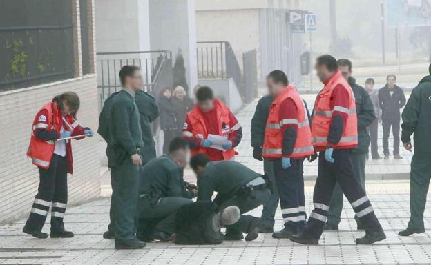 El atracador muerto hoy en Cangas de Onís en el momento de ser detenido en Valladolid en 2011.