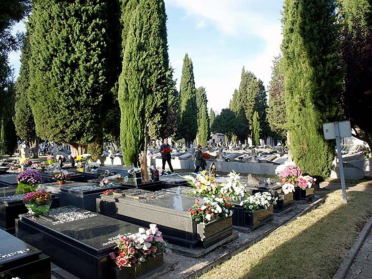 El cementerio luce sus mejores galas