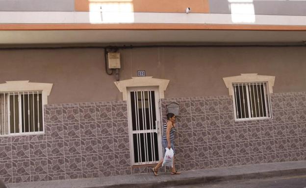 Fachada de la vivienda de la víctima en Tenerife.