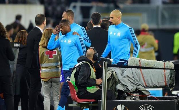 Patrice Evra deja el terreno del juego tras ser expulsado antes de empezar. 