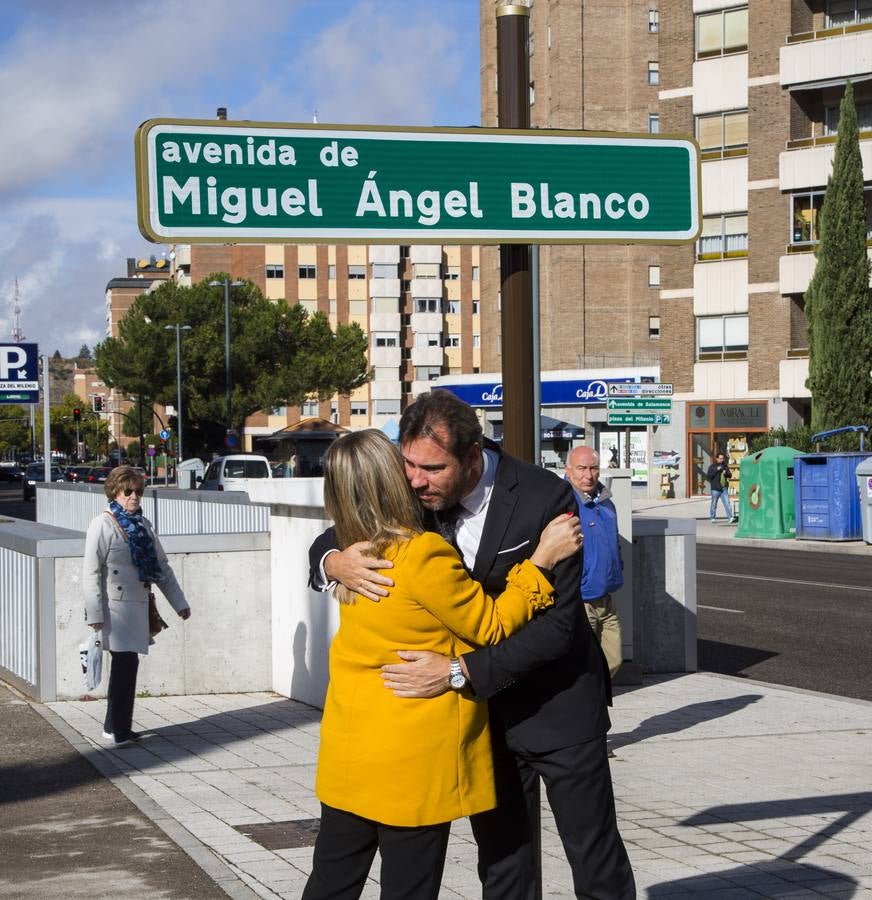 La hermana del concejal asesinado hace veinte años y el alcalde descubrieron la nueva señalización 