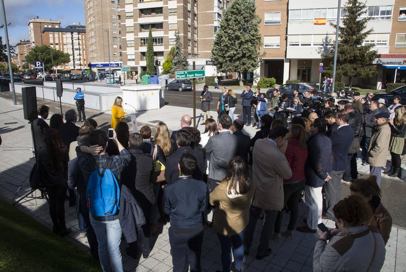 La hermana del concejal asesinado hace veinte años y el alcalde descubrieron la nueva señalización 