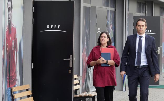 Lopetegui, antes de dar la lista junto a la jefa de prensa de la selección española, Paloma Antoranz