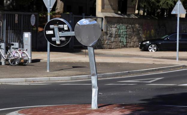 Señal de tráfico contra la que ha chocado el vehículo conducido por Rosa Valdeón.