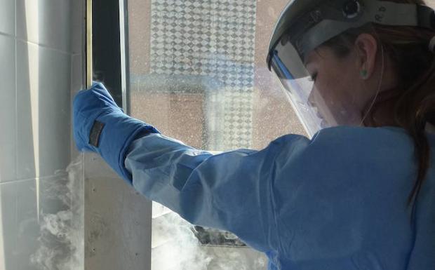 Una investigadora del ébola en un laboratorio. 