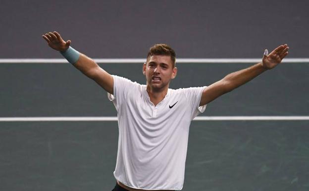 El serbio Filip Krajonovic celebra su sorprendente clasificación para la final en París-Bercy. 