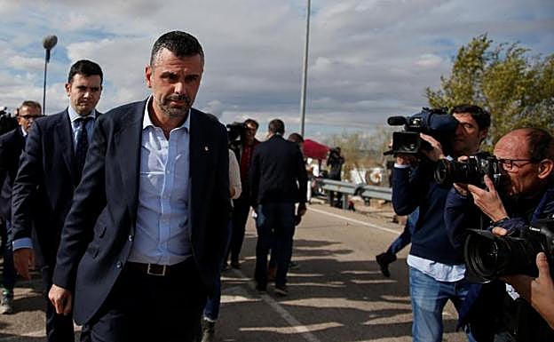 Santi Vila, a la salida de la prisión de Estremera.