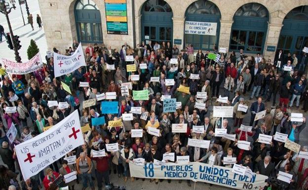 Vecinos de Villadiego se concentraron frente al Palacio Provincial en una de las visitas del consejero