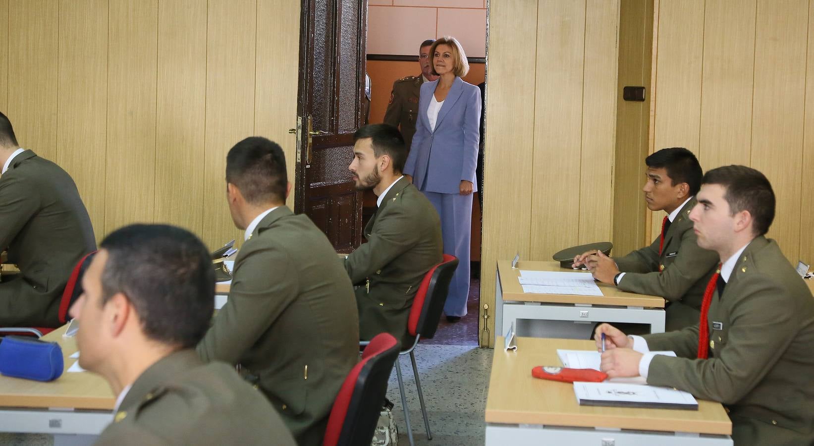 La ministra de Defensa, María Dolores de Cospedal, visita la Academia de Caballería de Valladolid