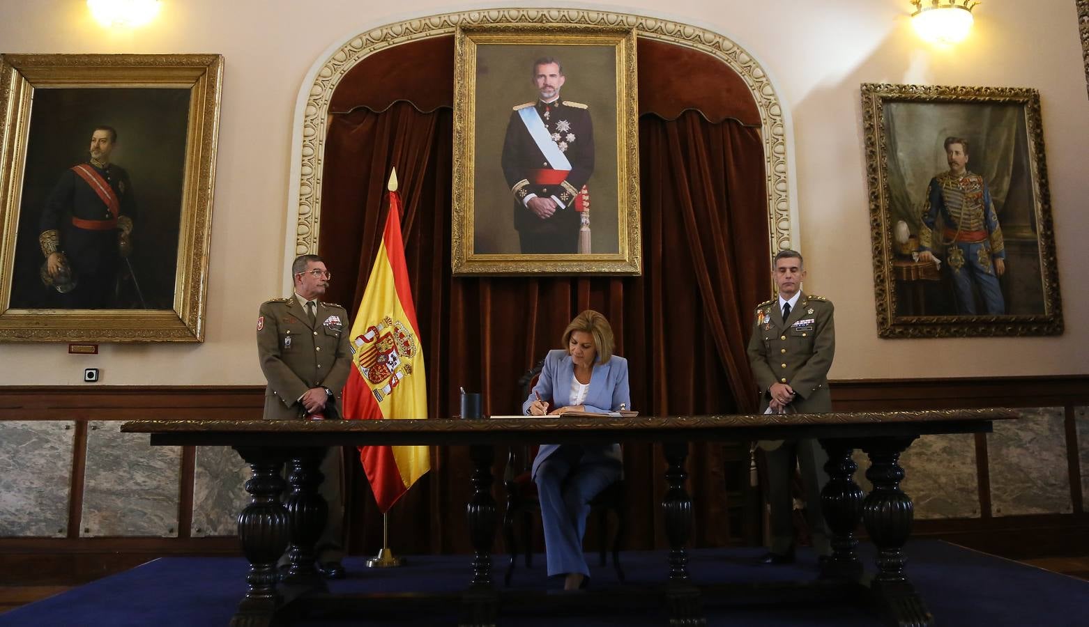La ministra de Defensa, María Dolores de Cospedal, visita la Academia de Caballería de Valladolid