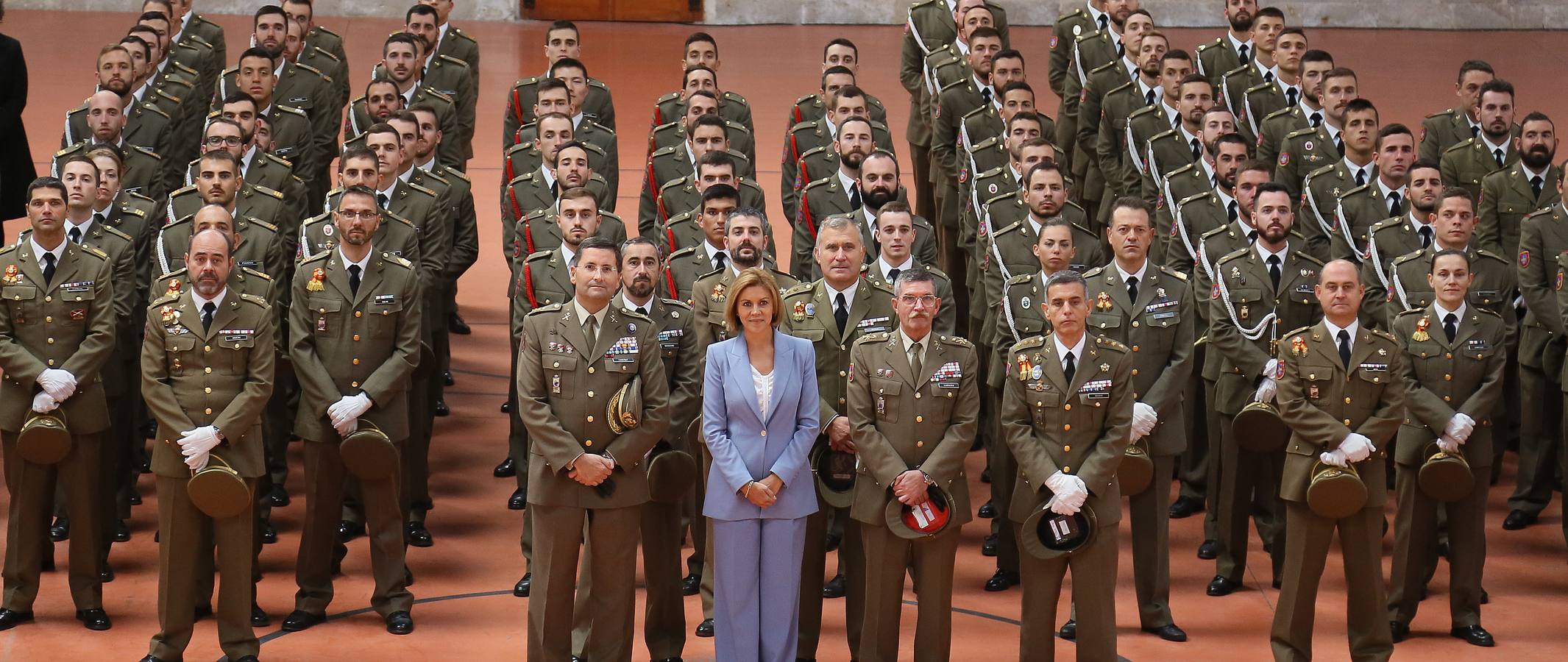 La ministra de Defensa, María Dolores de Cospedal, visita la Academia de Caballería de Valladolid