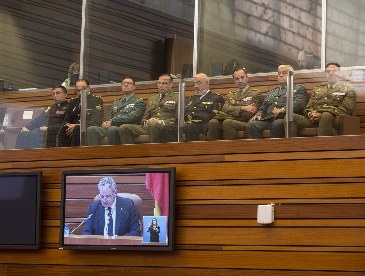 La ministra de Defensa, Dolores de Cospedal, ha aprovechado el acto para defender a ultranza la aplicación de la ley, la Constitución y el Estado de Derecho