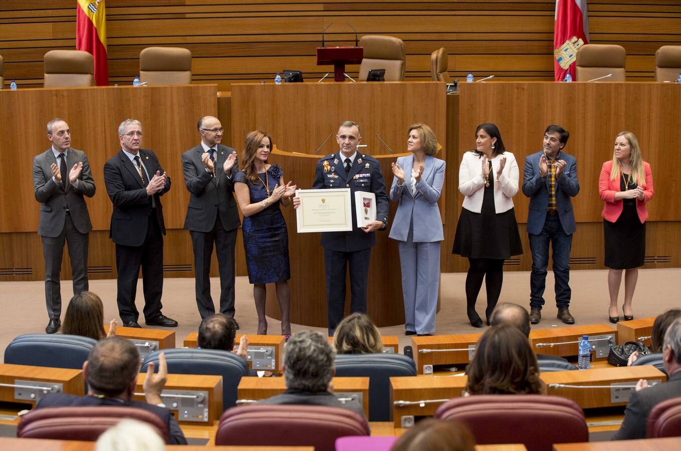 La ministra de Defensa, Dolores de Cospedal, ha aprovechado el acto para defender a ultranza la aplicación de la ley, la Constitución y el Estado de Derecho