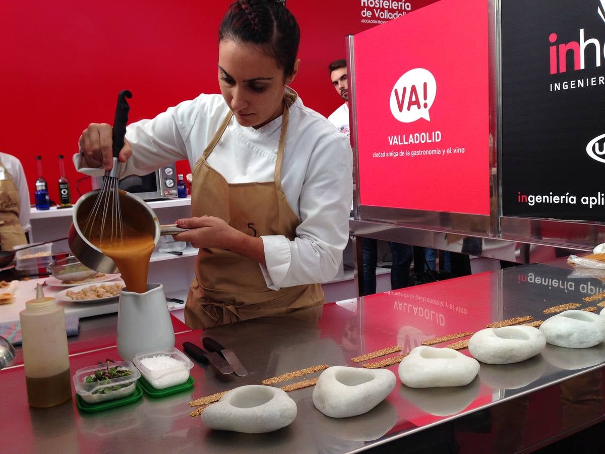 Piedras, cajas de ensaimadas, cerámica con forma de serpiente, barquitas, lo que se dice platos, pocos platos se ven en la presentación de las tapas a concurso