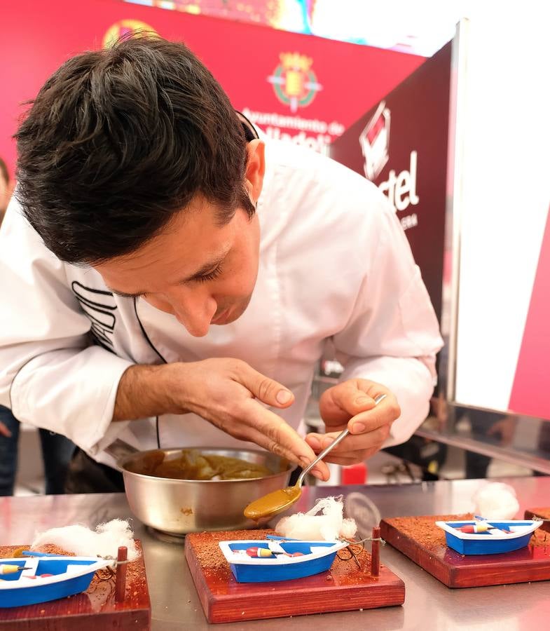 Piedras, cajas de ensaimadas, cerámica con forma de serpiente, barquitas, lo que se dice platos, pocos platos se ven en la presentación de las tapas a concurso