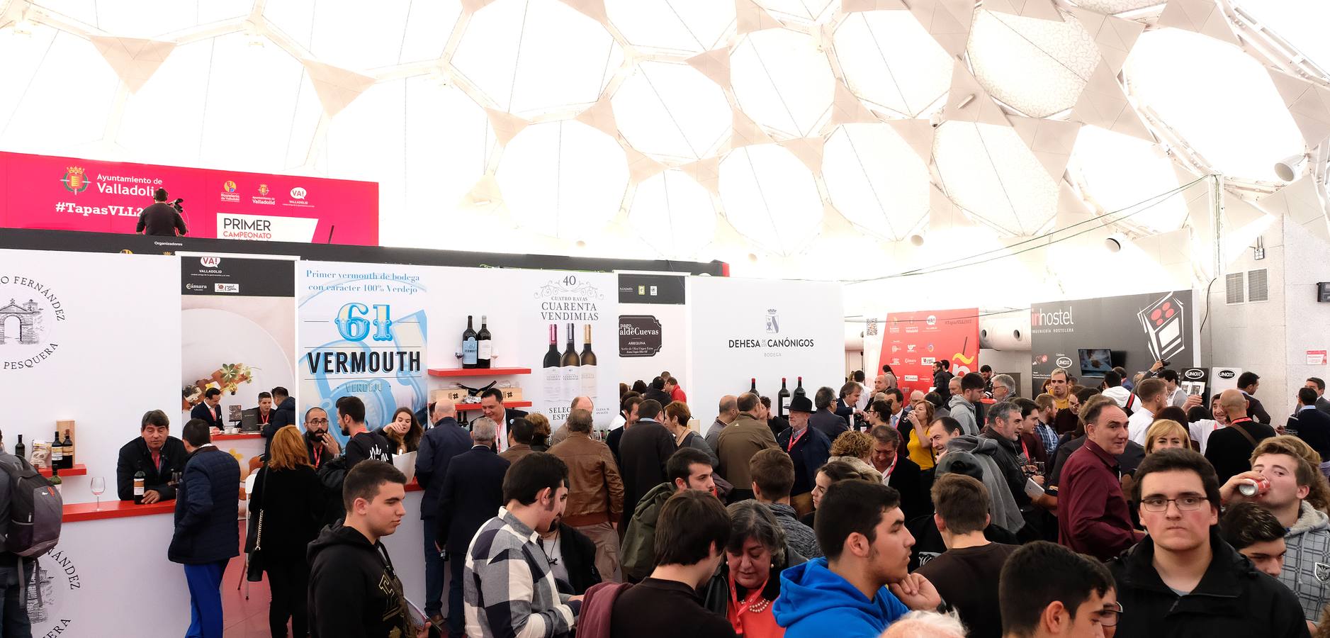 Piedras, cajas de ensaimadas, cerámica con forma de serpiente, barquitas, lo que se dice platos, pocos platos se ven en la presentación de las tapas a concurso