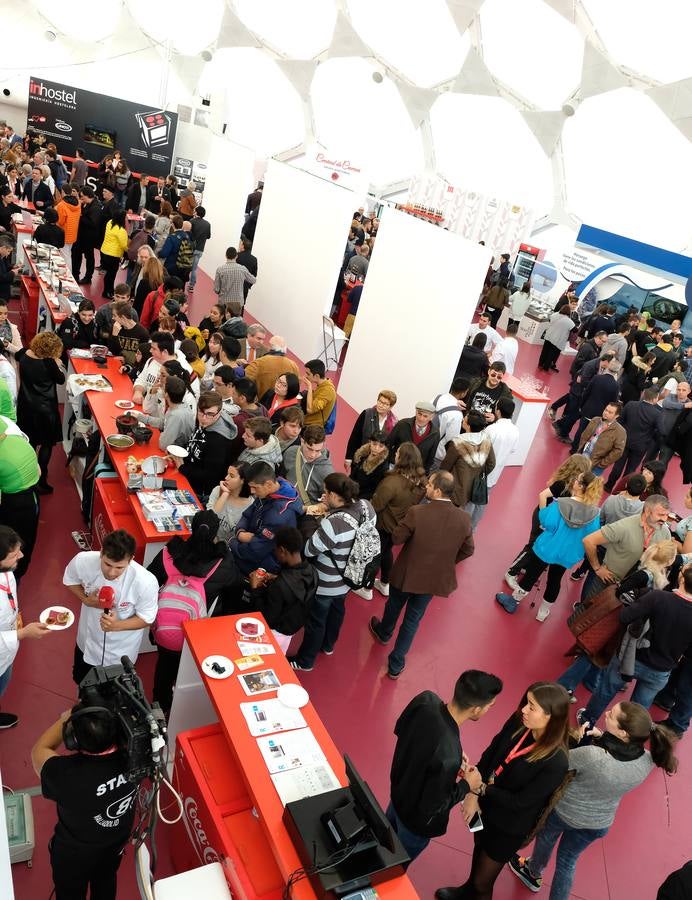 Piedras, cajas de ensaimadas, cerámica con forma de serpiente, barquitas, lo que se dice platos, pocos platos se ven en la presentación de las tapas a concurso