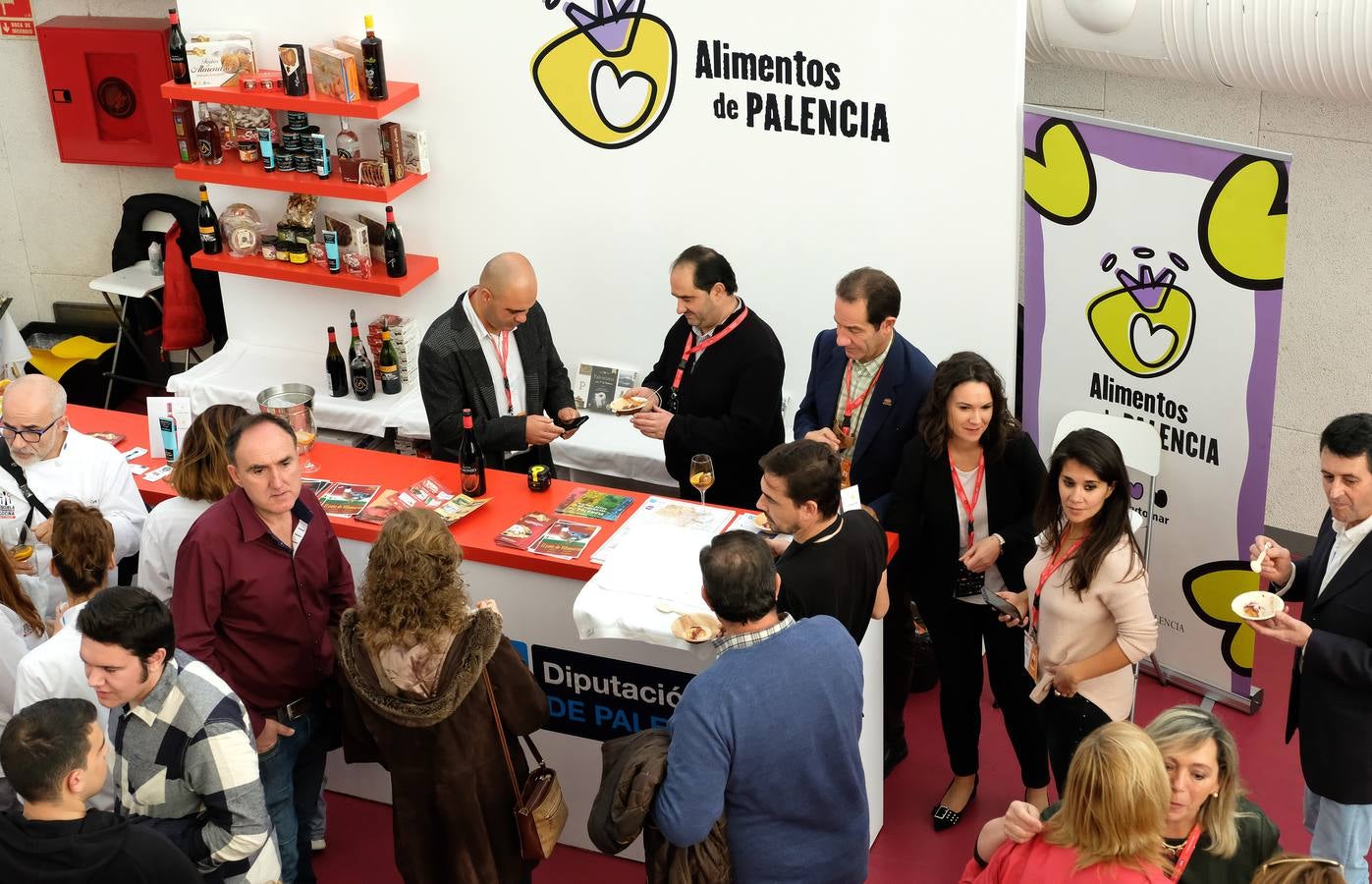 Piedras, cajas de ensaimadas, cerámica con forma de serpiente, barquitas, lo que se dice platos, pocos platos se ven en la presentación de las tapas a concurso