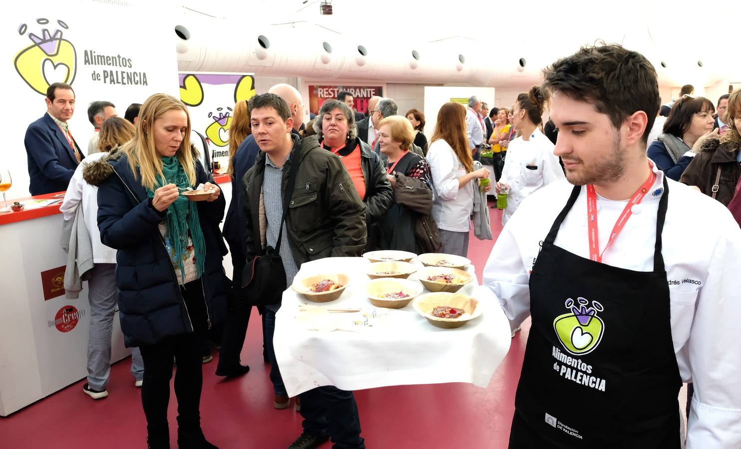 Piedras, cajas de ensaimadas, cerámica con forma de serpiente, barquitas, lo que se dice platos, pocos platos se ven en la presentación de las tapas a concurso