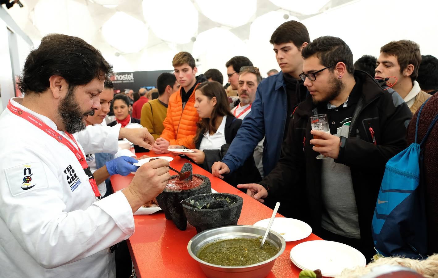 Piedras, cajas de ensaimadas, cerámica con forma de serpiente, barquitas, lo que se dice platos, pocos platos se ven en la presentación de las tapas a concurso