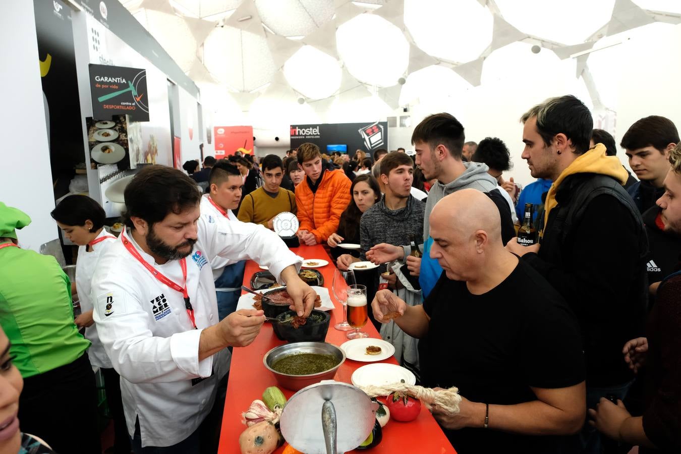 Piedras, cajas de ensaimadas, cerámica con forma de serpiente, barquitas, lo que se dice platos, pocos platos se ven en la presentación de las tapas a concurso