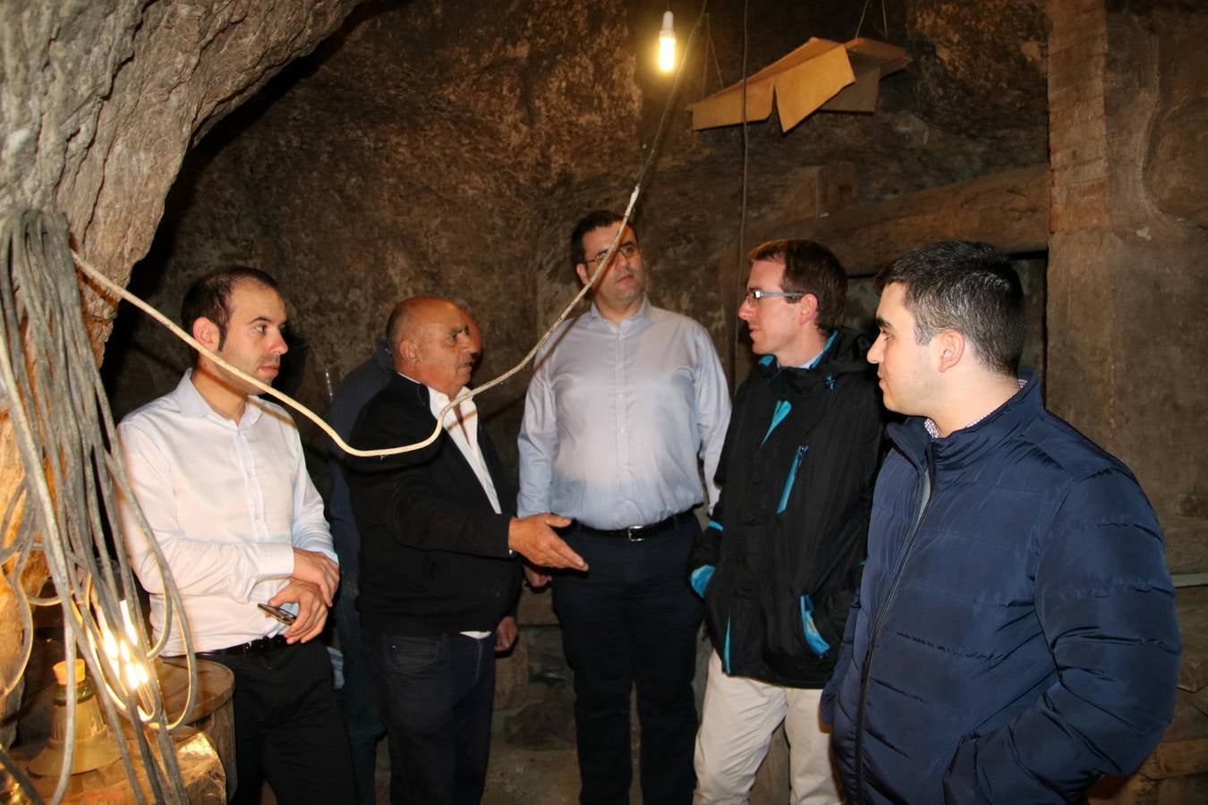 En plena preparación de los caldos, algunos vecinos han abierto las puertas de sus bodegas para que los visitantes puedan conocer esta arquitectura hipogea, tan característica en el Cerrato