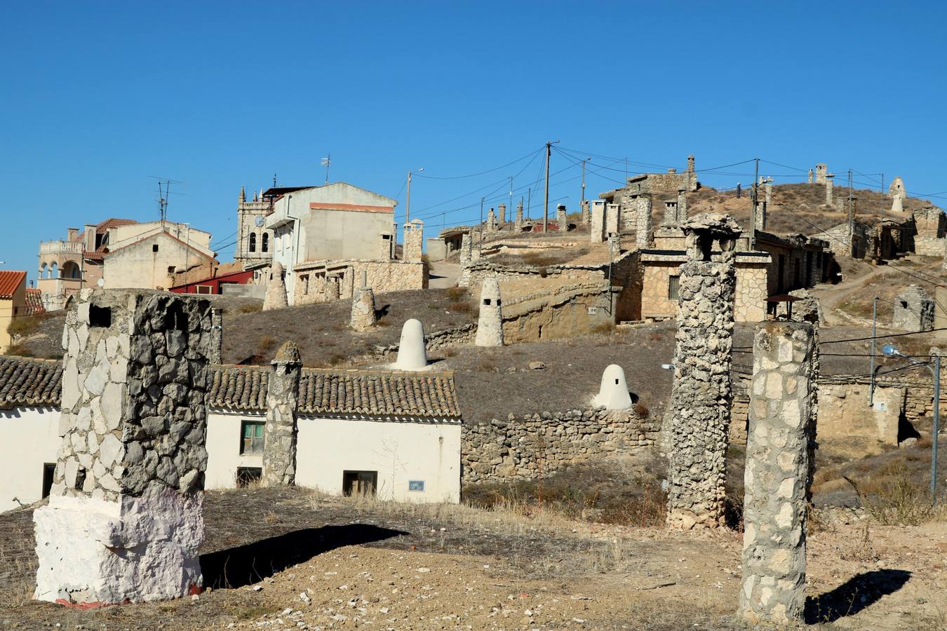 En plena preparación de los caldos, algunos vecinos han abierto las puertas de sus bodegas para que los visitantes puedan conocer esta arquitectura hipogea, tan característica en el Cerrato