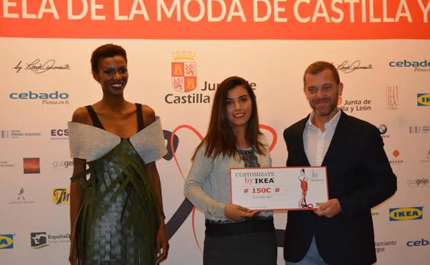 Natacha González Rojo recibe el cheque del Premio Customízate by Ikea.