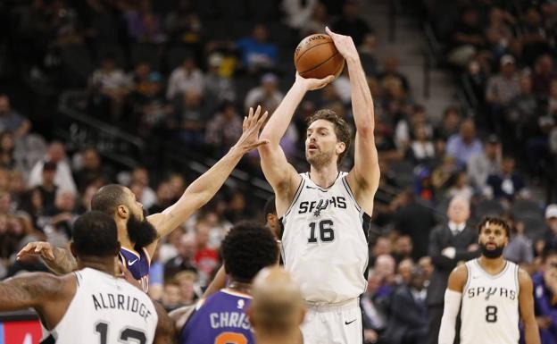 Pau Gasol lanza a canasta durante el partido. 