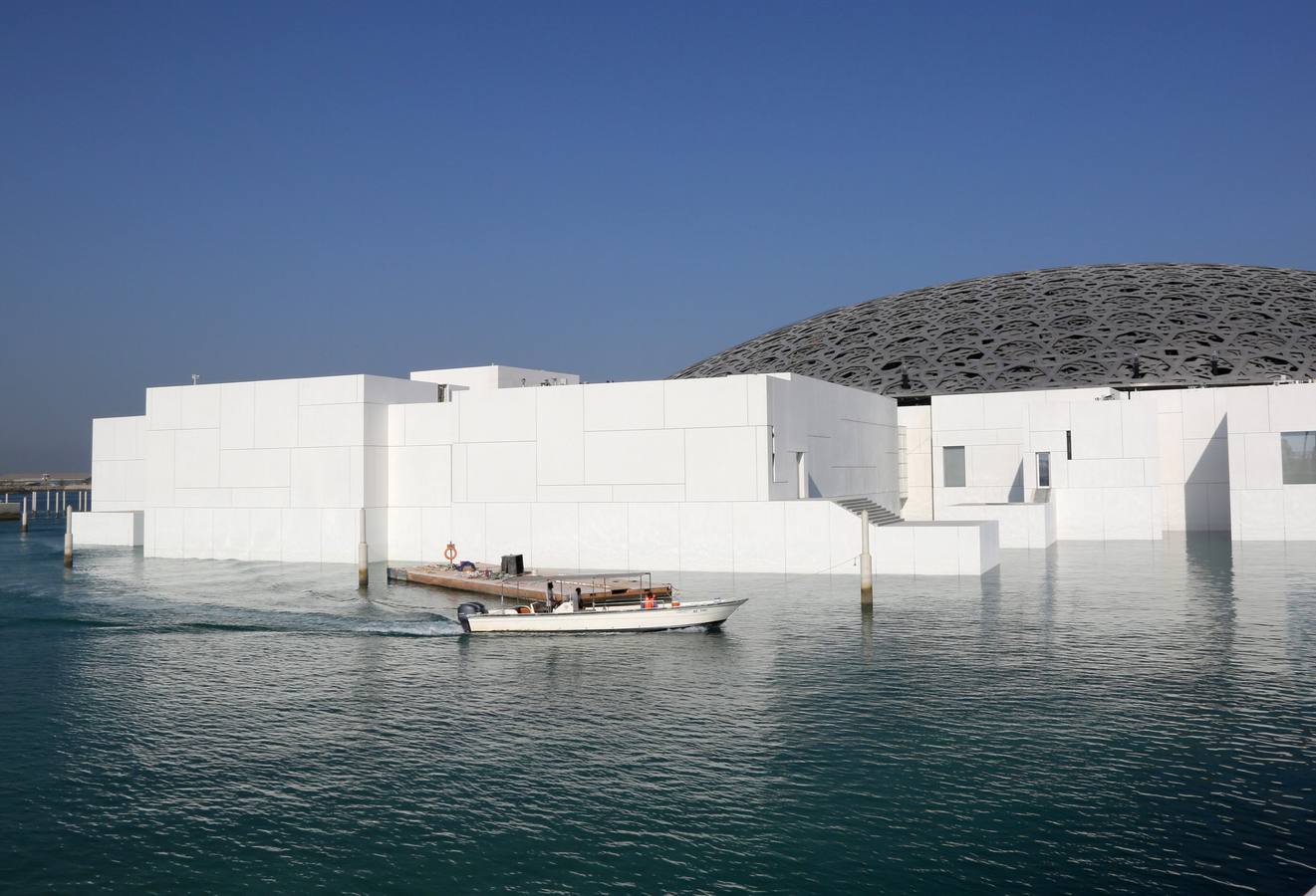 Una década después del lanzamiento del proyecto, el primer museo global en el mundo árabe, fue inaugurado ayer | En sus 6.400 metros cuadrados se exponen obras de trece galerías francesas y la colección de los Emiratos