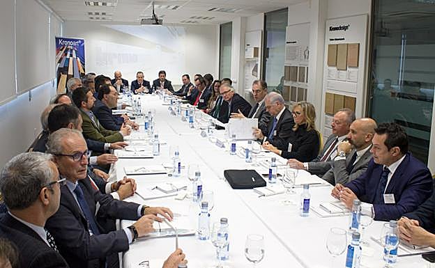 Reunión, esta mañana, de más de medio centenar de empresarios.