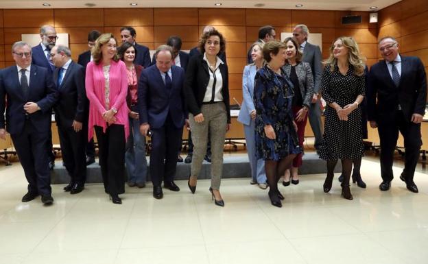 La ministra de Sanidad, Dolors Montserrat (c), posa junto a los Consejeros de Sanidad de las comunidades autonomas.