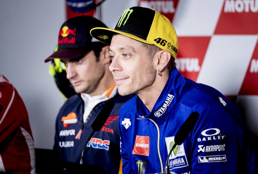 El piloto italiano de MotoGP Valentino Rossi, al lado del español Dani Pedrosa.