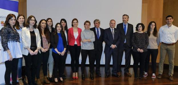 Beatriz Manso, Vanesa Baños, Olaya Mediavilla, Daphne López, Noa Feás, Victoria Bernardo, Marta Lombó, Marta González, Elena Fernández, los rectores Juan F. García Marín, Daniel Miguel y Manuel Pérez, Ángela Varela, Yolanda Franco y David Suárez. 