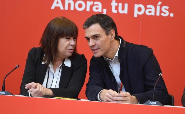 Cristina Narbona y Pedro Sánchez.