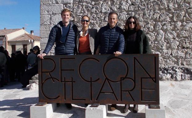 Joannes Osorio y Blanca Suelves, con dos de sus hijos en el cartel de Las Eades del Hombre.