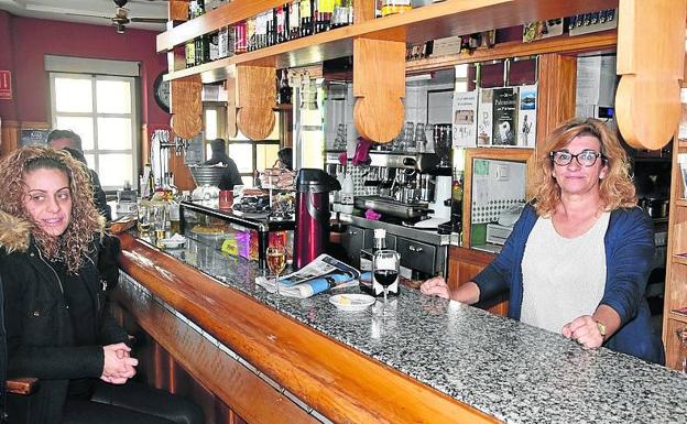 Menchu García, en el bar-hostal que regenta en Velilla. 