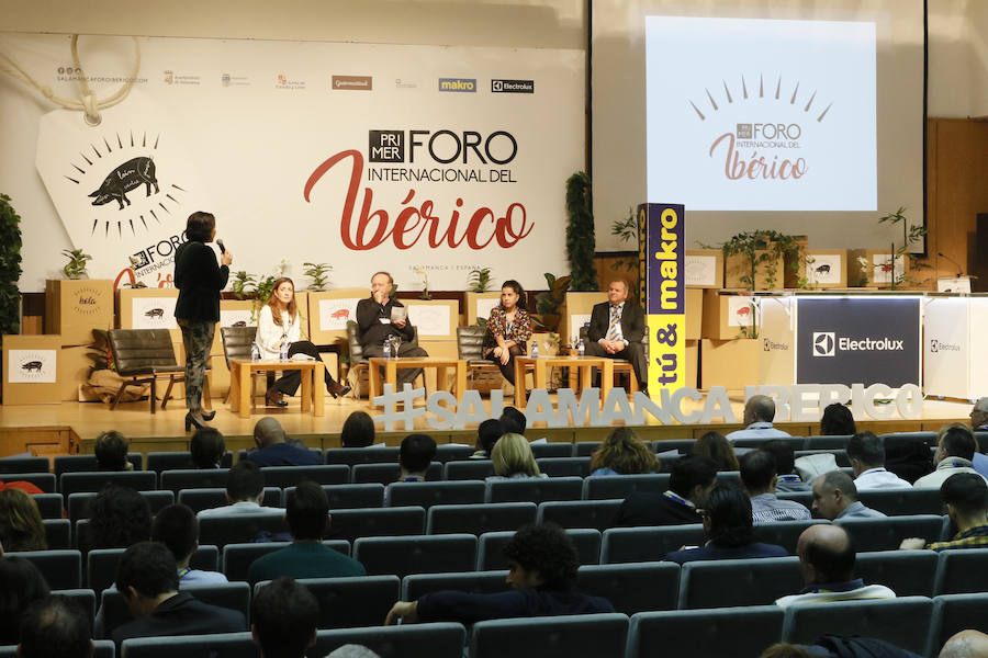 La consejera de Cultura de la Junta, Josefa García Cirac, inaugura el encuentro en Salamanca que cuenta con la presencia de 13 estrellas Michelin 