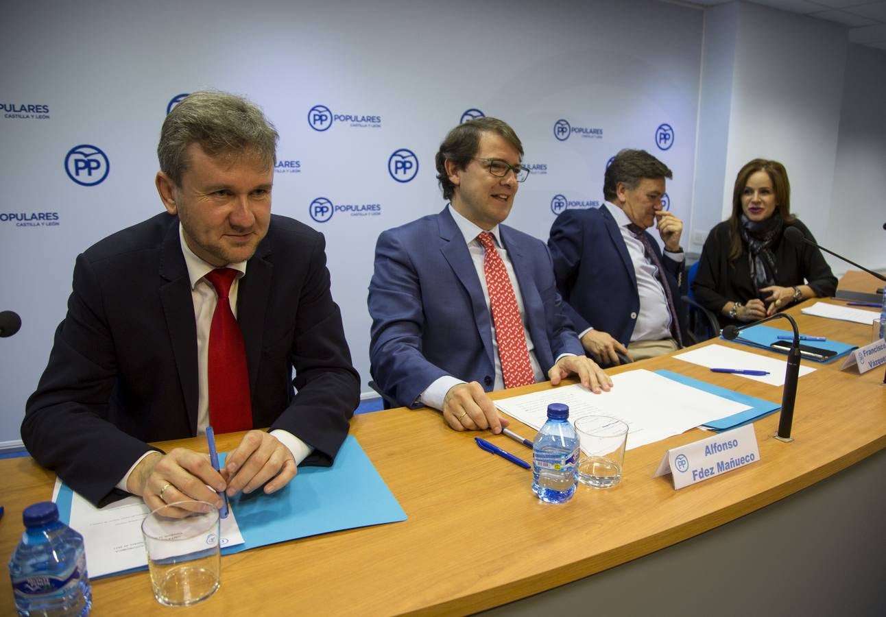 En el encuentro mantenido en la sede autonómica del PP con los líderes de la formación en las nueve provincias y los cargos electos, entre los que se contaba el presidente de la Junta, Juan Vicente Herrera, con buena parte de su equipo, Mañueco ha refrendado el respaldo de los 'populares' castellanos y leoneses al PP de Cataluña