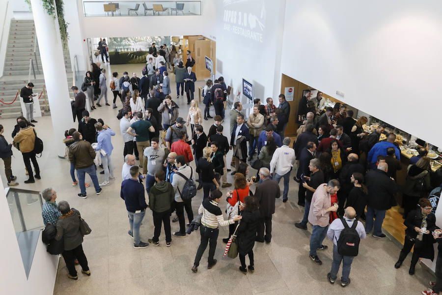 La consejera de Cultura de la Junta, Josefa García Cirac, inaugura el encuentro en el Palacio de Congresos, que cuenta con la presencia de 13 estrellas Michelin 