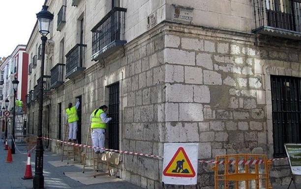 Con los planes de empleo se han hecho trabajos como el pintado de rejas del Cívico de San Juan