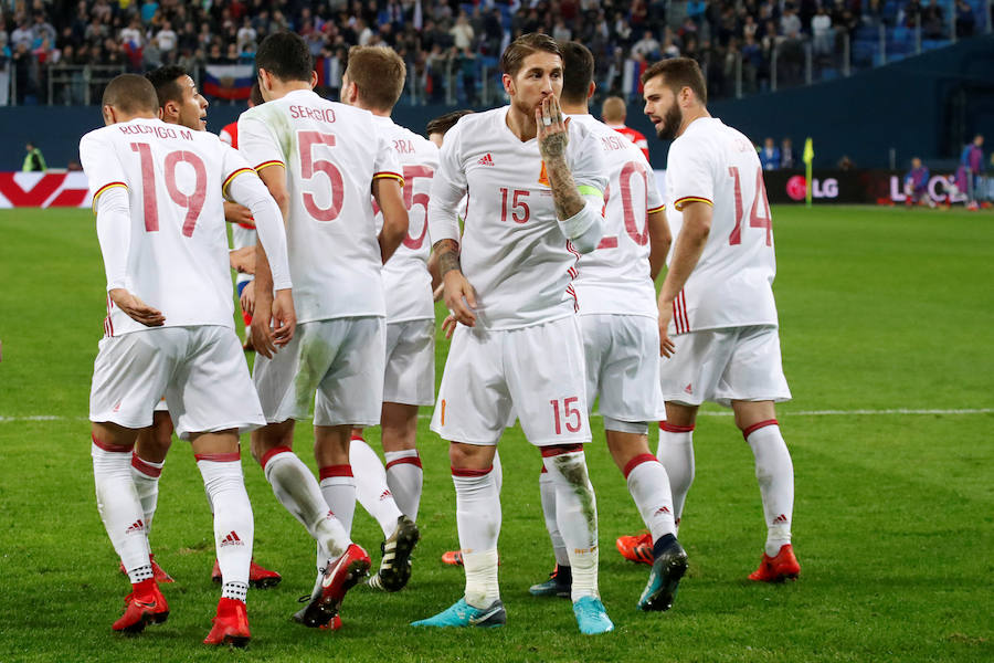 La selección española empató ante Rusia (3-3) en el amistoso disputado en la ciudad de San Petersburgo. Jordi Alba abrió la lata de cabeza y Sergio Ramos anotó dos polémicas penas máximas para los de Lopetegui. Aleksey Miranchuk y Smolov, en dos ocasiones, dieron el empate a los locales.