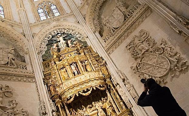 Imagen principal - La Capilla del Condestable guarda muchos tesoros